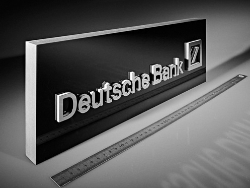 Award für die Deutsche Bank. Es handelt sich um einen massiven, schwarzen Acryl GS Block mit aufgeklebtem Schriftzug und Logo aus grauem Acryl GS. Darauf ist spiegelpoliertes Edelstahl aufgeklebt.
