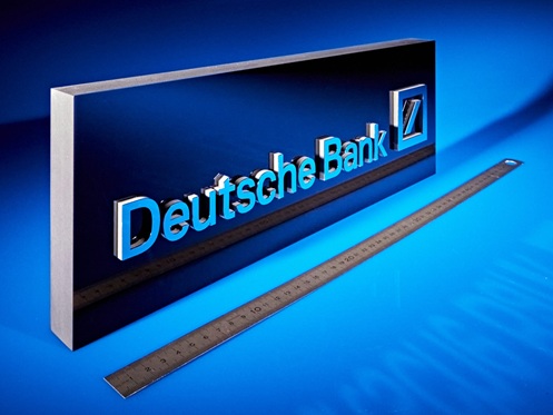 Award für die Deutsche Bank. Es handelt sich um einen massiven, schwarzen Acryl GS Block mit aufgeklebtem Schriftzug und Logo aus grauem Acryl GS. Darauf ist spiegelpoliertes Edelstahl aufgeklebt.