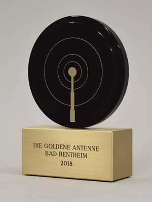 Award Goldene Antenne Bad Bentheim 2022. Massiver Messingblock mit aufgeschraubter und lackierter schwarzer Acrylscheibe