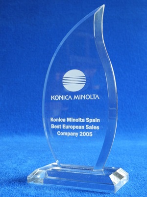 Award aus farblosem Acrylglas und Laserbeschriftung für eine Konica Minolta Niederlassung.