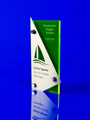 Award aus grünem, durchscheinenden Acrylglas in rechteckiger Form, mit Lasergravur im oberen Drittel. Davor ein Edelstahlzuschnitt aus gebürstetem Material in "Segelform", mit Laserbeschriftung im unteren Bereich. Die beiden Elemente sind mit etwas Abstand aufeinanderverschraubt.