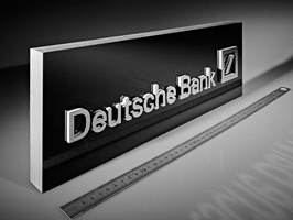 Award für die Deutsche Bank. Es handelt sich um einen massiven, schwarzen Acryl GS Block mit aufgeklebtem Schriftzug und Logo aus grauem Acryl GS. Darauf ist spiegelpoliertes Edelstahl aufgeklebt.